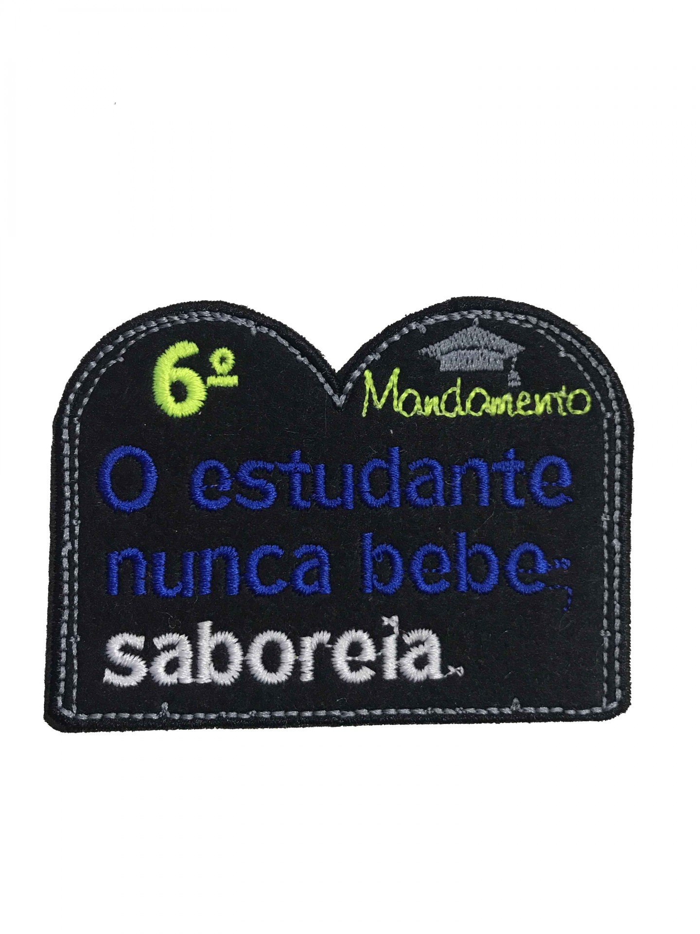 Emblema bordado preto com texto colorido e capelo cinza