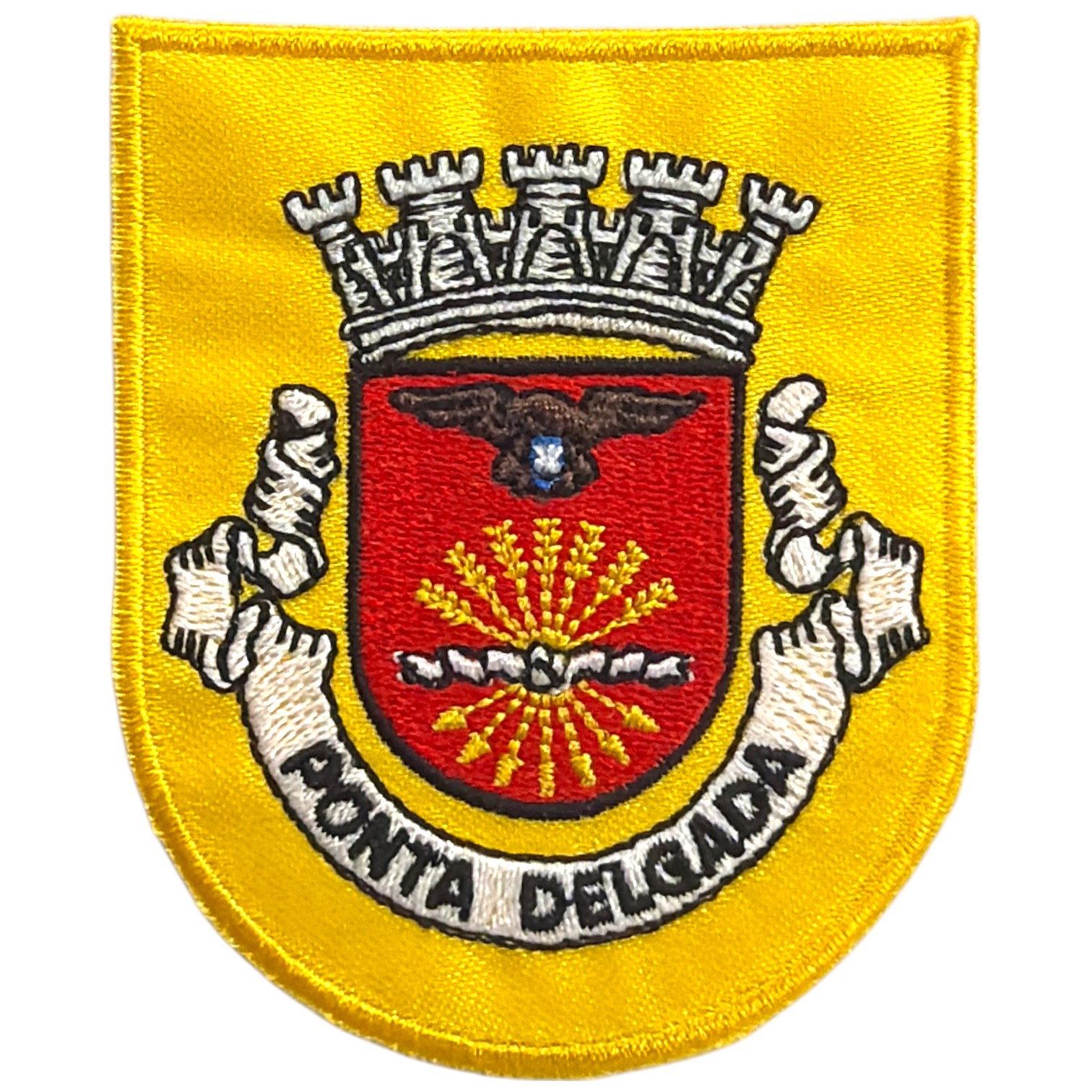 Emblema bordado amarelo com escudo vermelho, águia e texto MONTA DELICADA