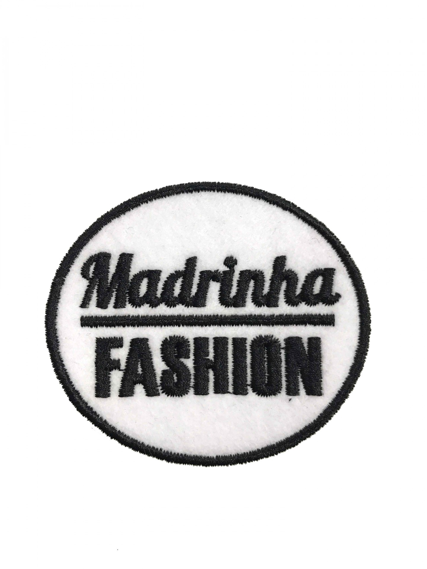 Pachola redonda branca e preta com texto 'Madrinha FASHION'