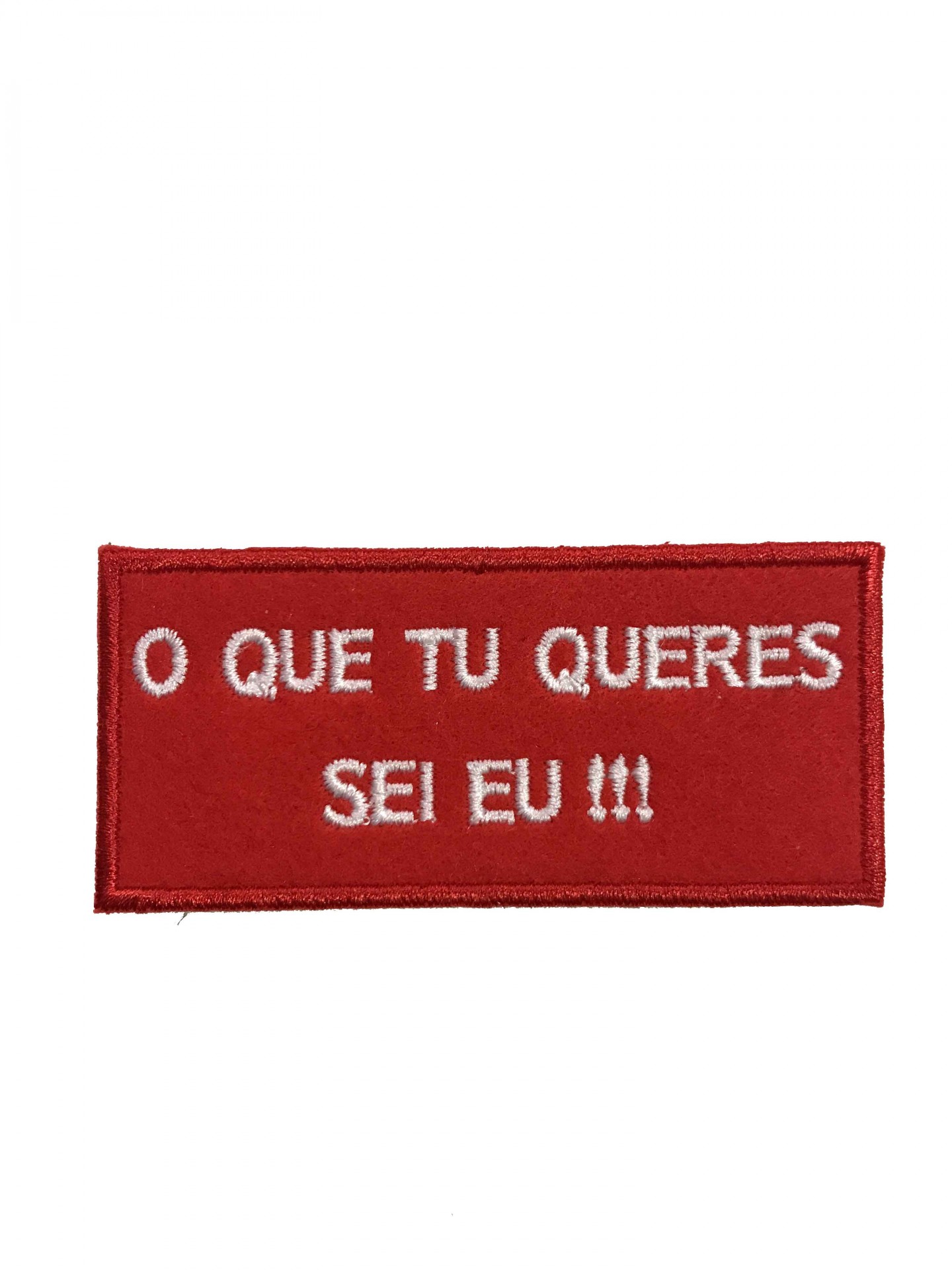 Aplicação têxtil vermelha com bordado branco a dizer O QUE TU QUERES SEI EU !!!