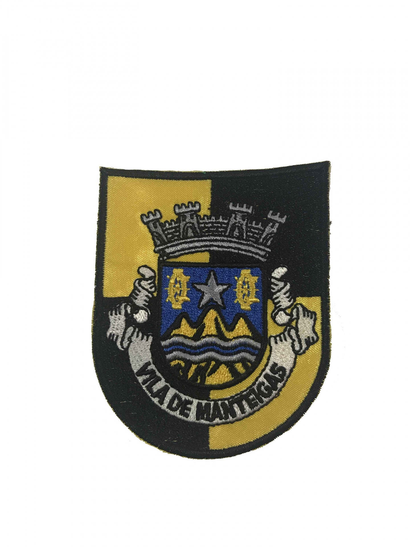 Emblema bordado com brasão azul e fundo preto e amarelo