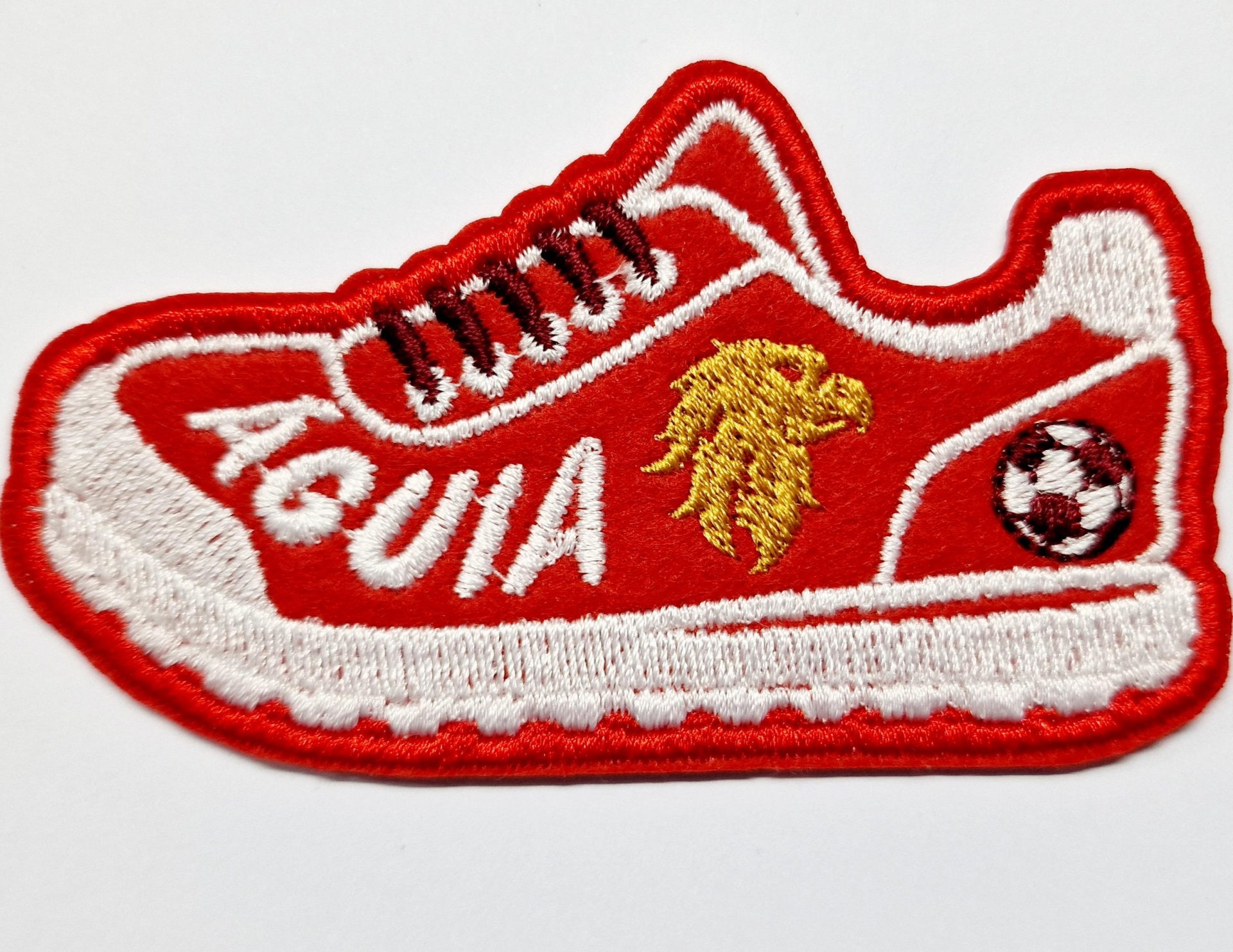 Patch bordado vermelho e branco em forma de ténis com texto e símbolos