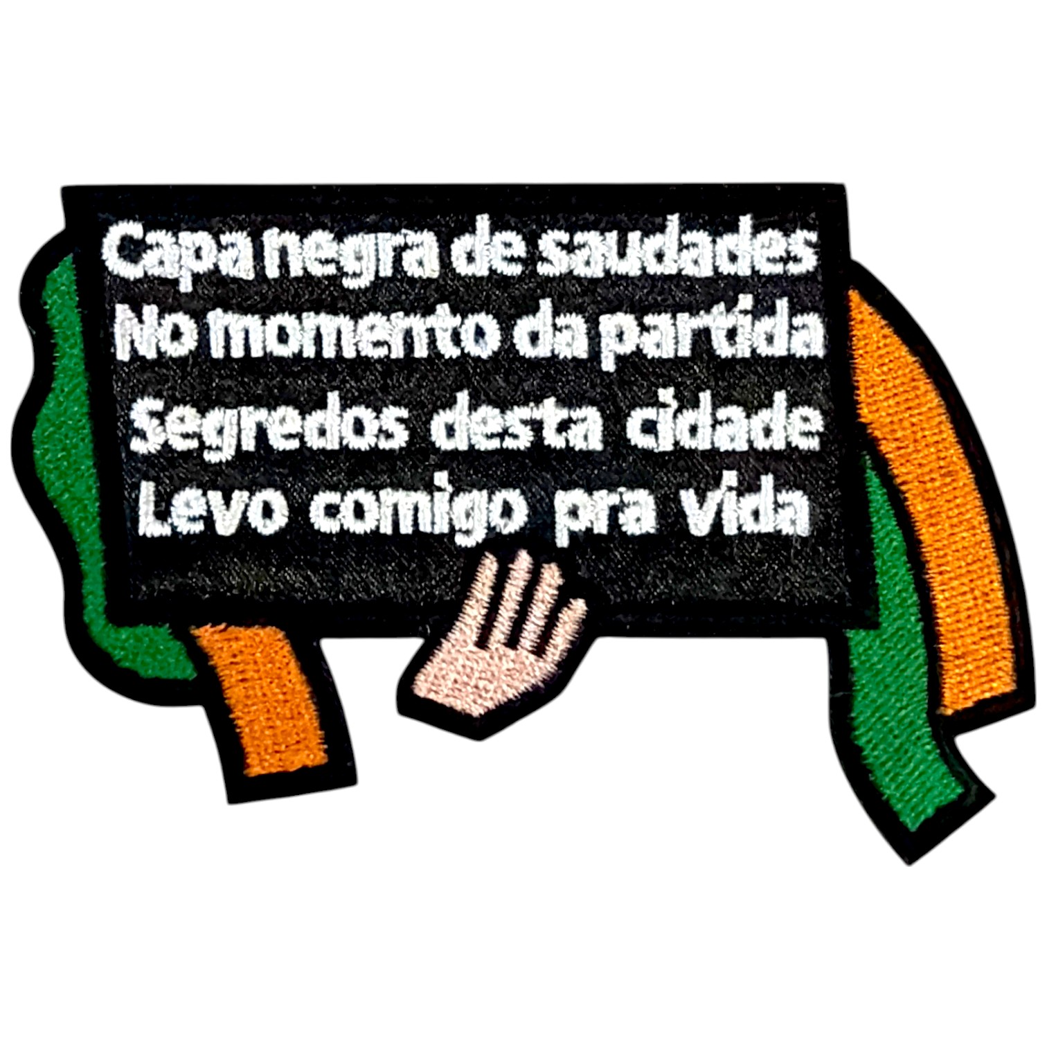 Emblema bordado com texto em português sobre fundo preto e detalhes coloridos