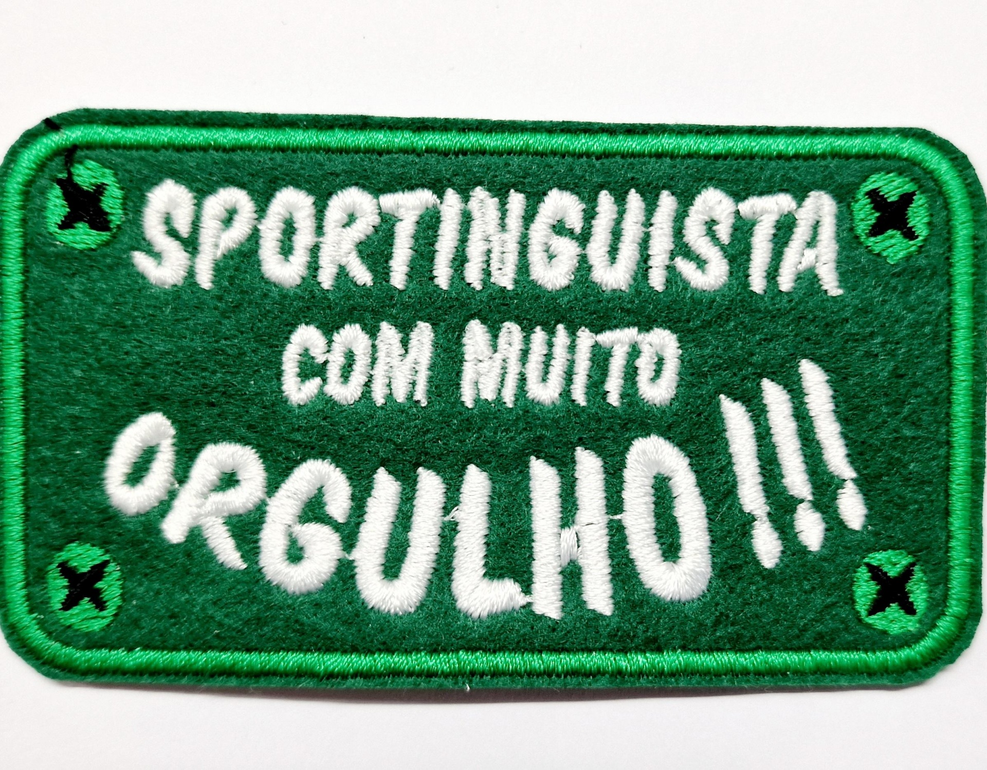 Etiqueta bordada verde com texto em branco SPORTINGUISTA COM MUITO ORGULHO!!!