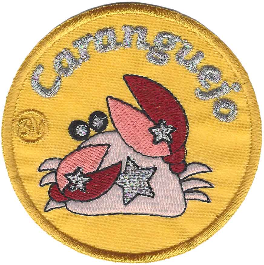 Emblema redondo amarelo com caranguejo rosa e vermelho e texto 'Caranguejo'