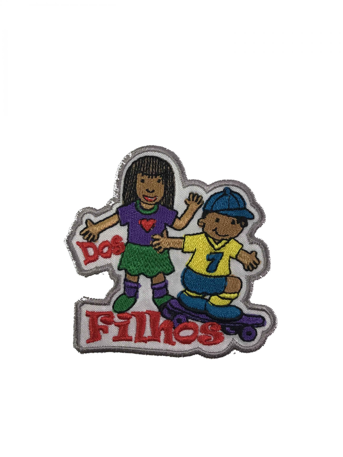 Emblema bordado com dois desenhos de crianças e texto 'Dos Filhos'