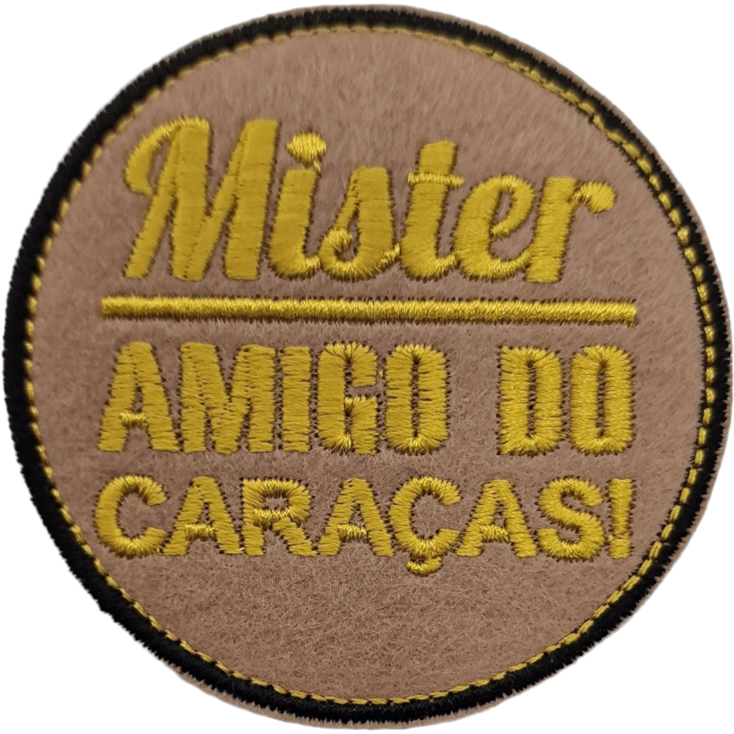 Emblema redondo bordado castanho claro com texto amarelo 'Mister AMIGO DO CARAÇAS!'