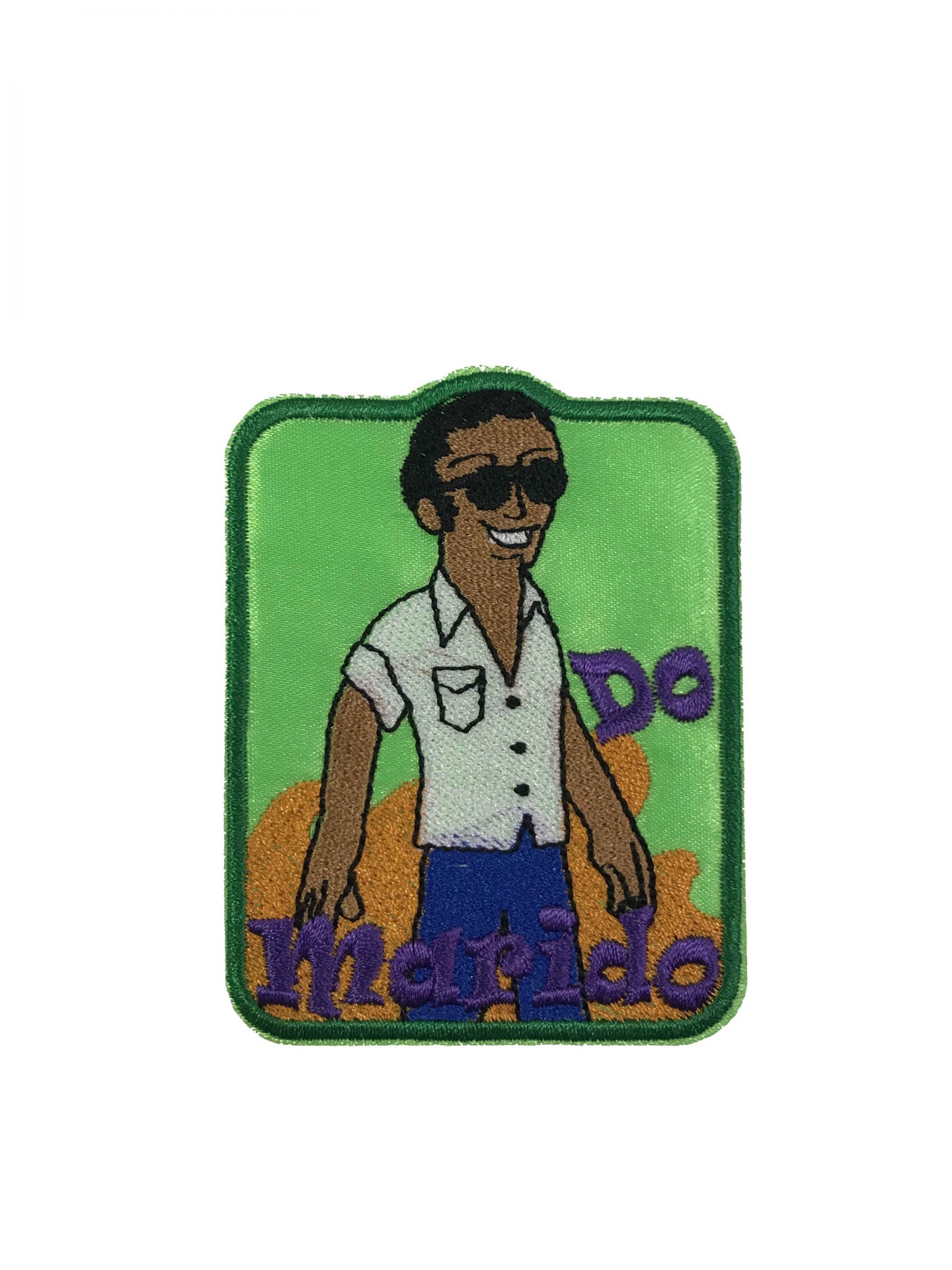 Pach bordado de homem com camisa branca e calças azuis, texto 'Do Marido'