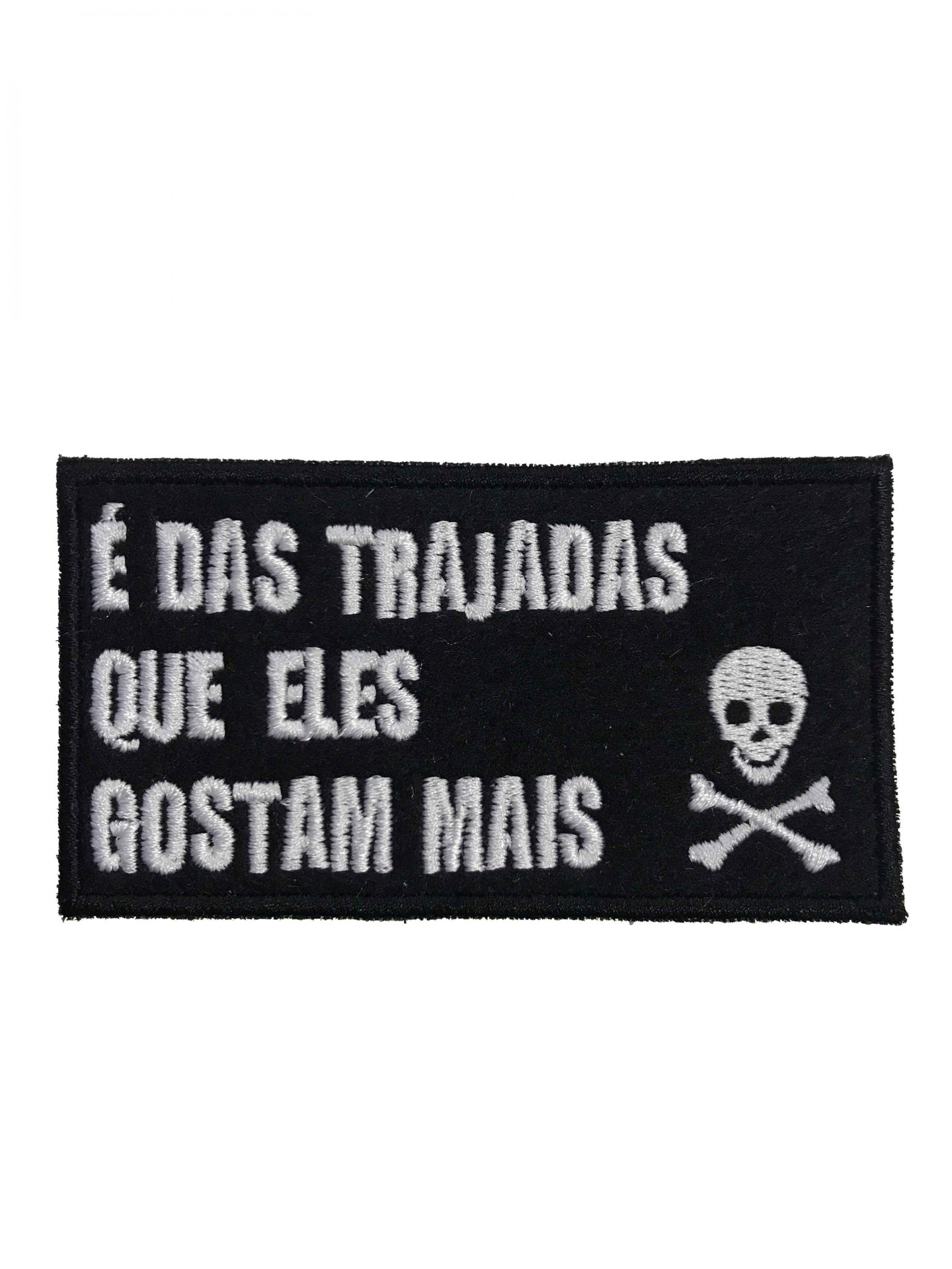 Patch preto bordado com texto branco e caveira com ossos cruzados