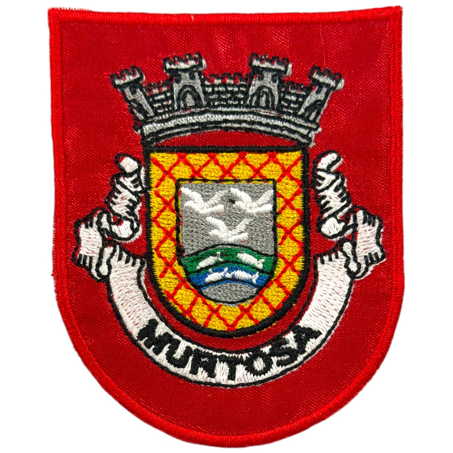 Emblema bordado em tecido vermelho com brasão colorido e texto MURTOEX