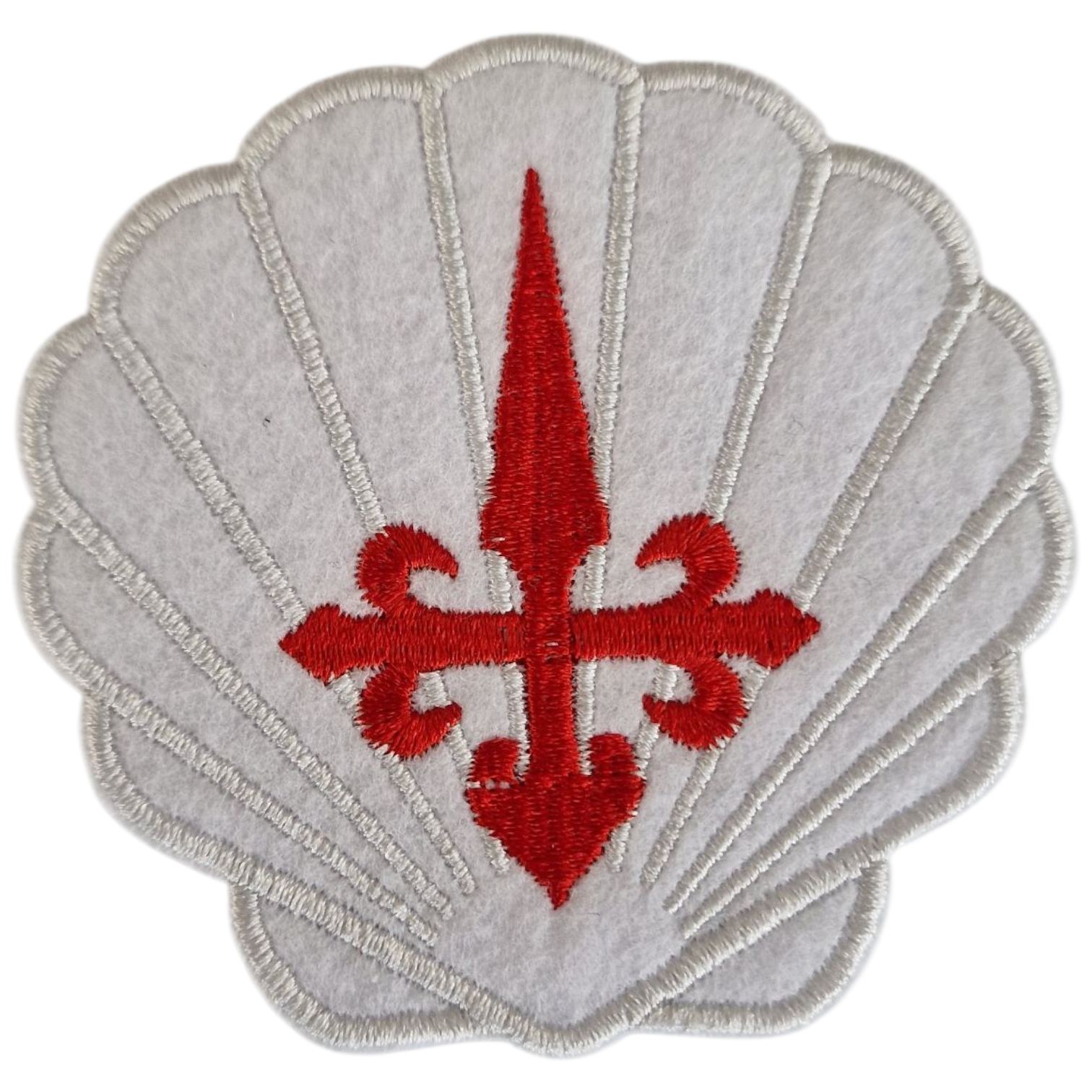 Aplicação concha branca com cruz vermelha bordada