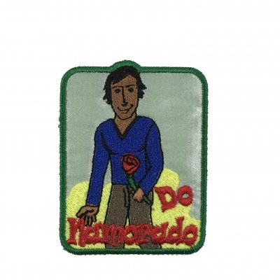 Emblema bordado com homem segurando rosa e texto 