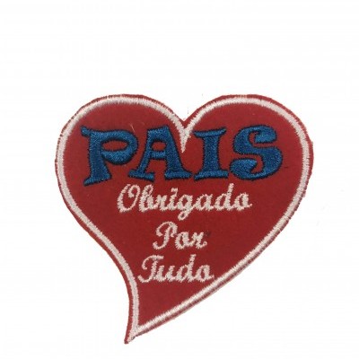 Emblema bordado em forma de coração vermelho com texto em azul e branco