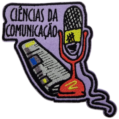 Patch bordado lilás com microfone e teclado e texto ciências da comunicação