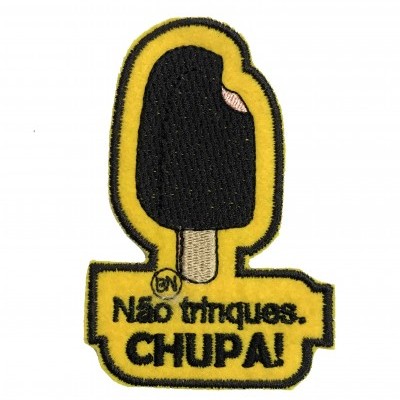 Emblema bordado forma gelado pau preto borda amarela texto Não triques CHUPA