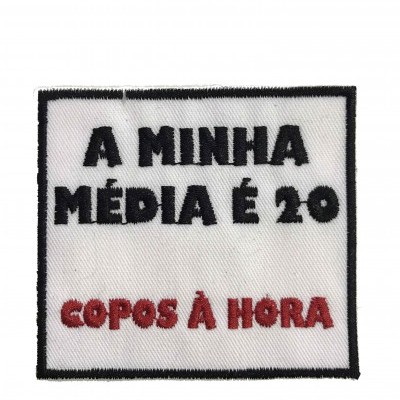 Emblema de tecido branco com texto bordado a preto e vermelho