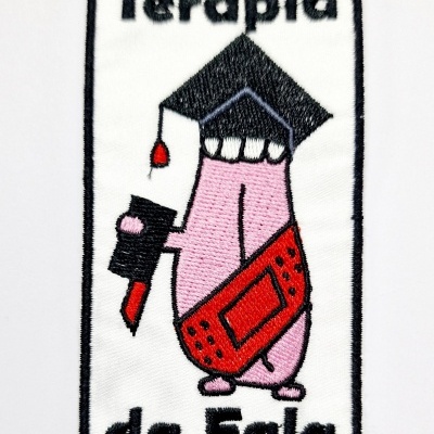 Bordado colorido com figura animada e texto Terapia da Fala
