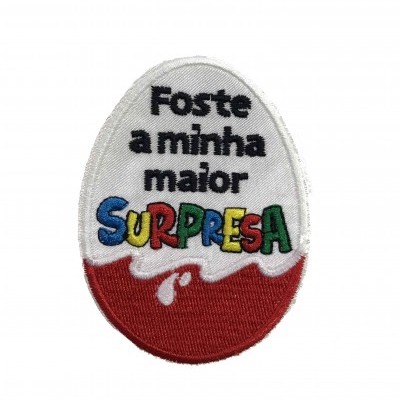 Emblema bordado em forma de ovo com texto colorido e preto