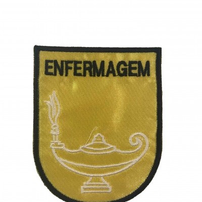 Emblema bordado dourado com texto ENFERMAGEM e lamparina branca