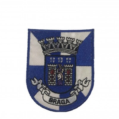 Emblema bordado azul e branco do castelo de Braga com texto