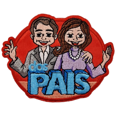 Patch bordado casal sorridente com texto dos PAIS em azul e fundo vermelho