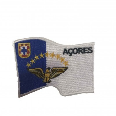 Pano bordado da bandeira dos Açores com águia, estrelas, brasão e texto AÇORES em preto
