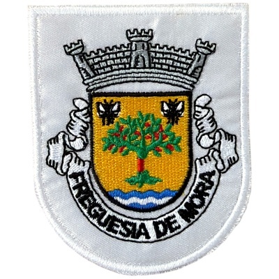 Emblema bordado Freguesia de Moras com escudo amarelo e árvore verde
