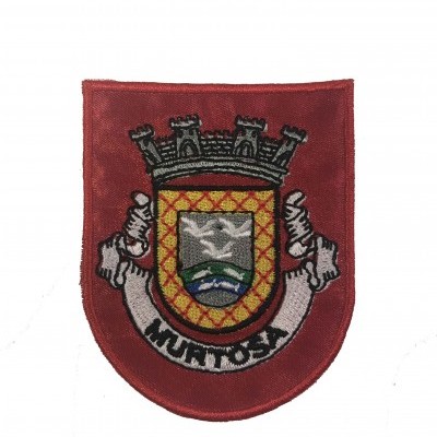 Insígnia bordada vermelha com brasão e texto MURTOBA