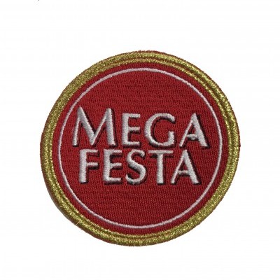 Patch redondo bordado vermelho com borda dourada e texto branco MEGA FESTA
