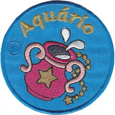 Emblema azul bordado com jarro cor-de-rosa, estrelas amarelas e texto 'Aquário'