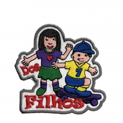 Emblema bordado com crianças desenhadas e texto Dos Filhos