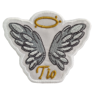 Patch bordado branco com asas cinzentas, auréola dourada e texto 'Tio'