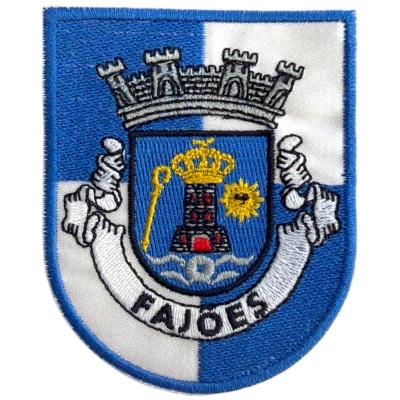 Emblema bordado azul e branco com castelo, coroa, sol e texto FAJÕES