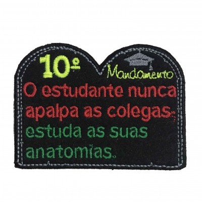 Emblema bordado com texto colorido sobre fundo preto com borda cinza.