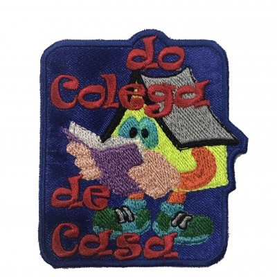 Emblema bordado colorido com personagem a ler e texto 'do colega de casa'
