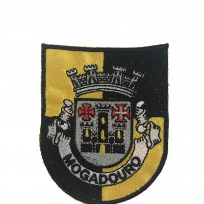 Emblema bordado com escudo heráldico em amarelo, preto, cinzento, vermelho e branco