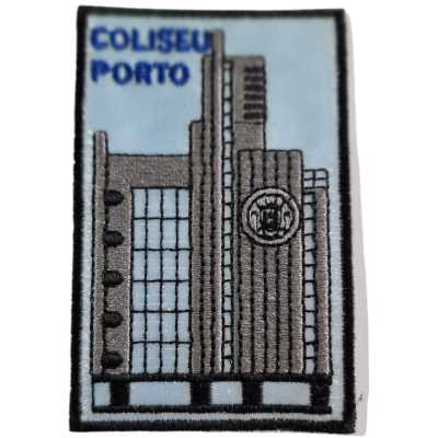 Emblema bordado do edifício Coliseu Porto em tons cinza e azul