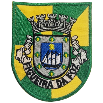 Patch bordado com escudo heráldico verde e amarelo com navio e texto AGUIEIRA DA MOFA