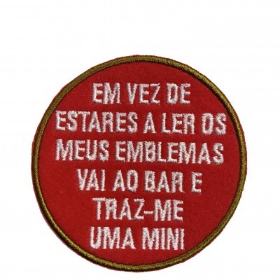 Emenda redonda vermelha com texto branco bordado e borda amarela