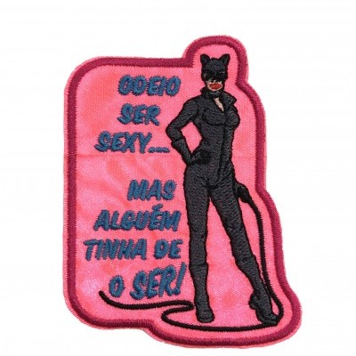 Patch rosa com personagem de gato preto e texto azul