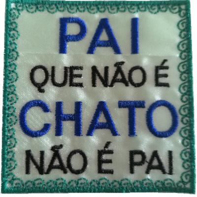 Pano branco bordado com texto colorido em azul e preto e borda verde