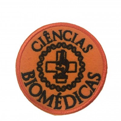 Emblema redondo laranja com texto preto e símbolo microscópio e serpente