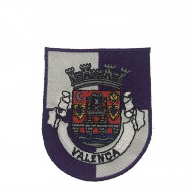 Emblema bordado em escudo roxo e cinza com brasão e texto VALENÇA