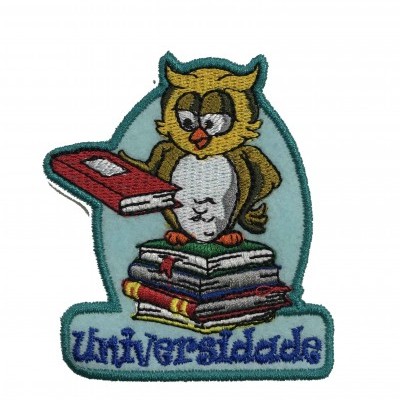 Emblema bordado de coruja com livros e texto Universidade