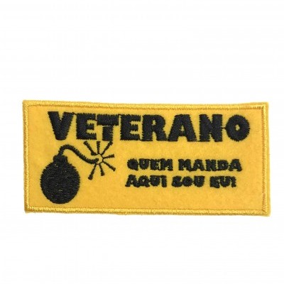 Emblema tecido amarelo com texto e desenho preto