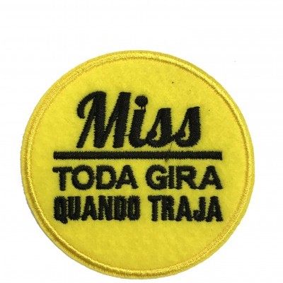 Patch amarelo redondo com texto bordado preto