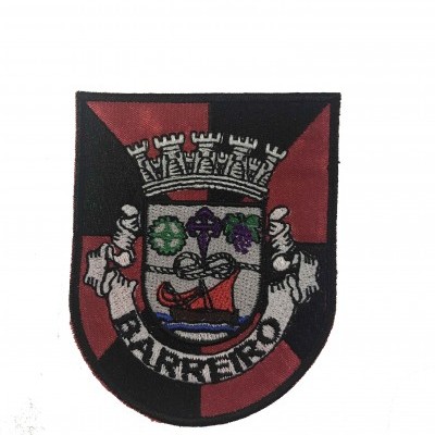Emblema bordado com escudo vermelho e preto e texto PAMPLI