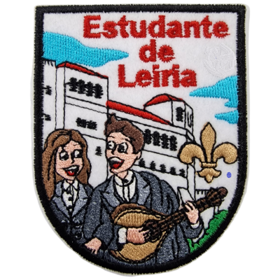 Emblema bordado Estudante de Leiria com duas personagens, edifício, céu azul e flor-de-lis