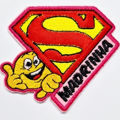 Emblema bordado do Superman com personagem amarela e texto HANDERINHA