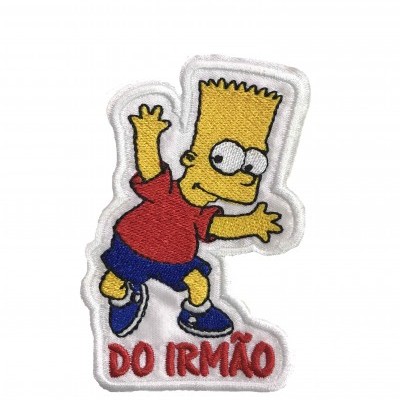 Patches bordados com a personagem Bart Simpson vestida de vermelho e azul com o texto DO IRMÃO.